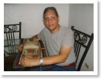 Andr&eacute;s Linares con la calculadora