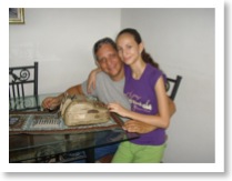 Andr&eacute;s Linares y Regina del Carmen con la calculadora