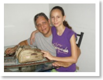 Andr&eacute;s Linares y Regina del Carmen con la calculadora